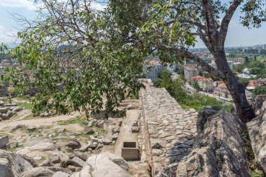 Plovdiv, Bulgaristan - 5 Temmuz 2018: Nebet Tepe tepe, Bulgaristan Plovdiv şehirden panoramik cityscape