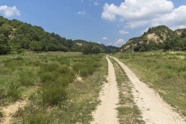 Yaz peyzaj Zlatolist Köyü ve Melnik kum piramitler, Pirin Dağı, bölge Yukarı Cuma, Bulgaristan