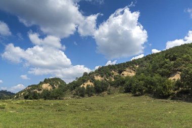 Yaz peyzaj Zlatolist Köyü ve Melnik kum piramitler, Pirin Dağı, bölge Yukarı Cuma, Bulgaristan
