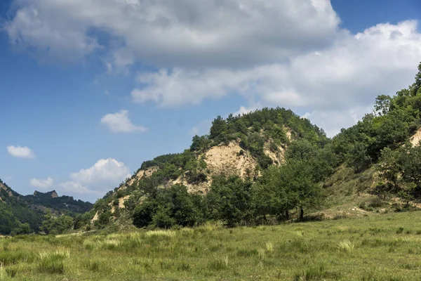Zlatolist 村とメルニク砂のピラミッド ブルガリア ブラゴエヴグラト州地域ピリン山の近くの夏風景 — ストック写真