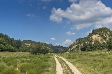 Yaz peyzaj Zlatolist Köyü ve Melnik kum piramitler, Pirin Dağı, bölge Yukarı Cuma, Bulgaristan