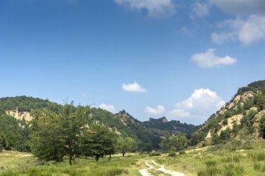 Yaz peyzaj Zlatolist Köyü ve Melnik kum piramitler, Pirin Dağı, bölge Yukarı Cuma, Bulgaristan