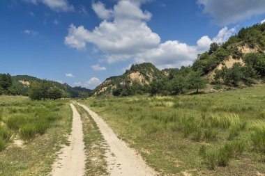 Yaz peyzaj Zlatolist Köyü ve Melnik kum piramitler, Pirin Dağı, bölge Yukarı Cuma, Bulgaristan