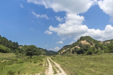 Yaz peyzaj Zlatolist Köyü ve Melnik kum piramitler, Pirin Dağı, bölge Yukarı Cuma, Bulgaristan