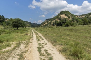 Yaz peyzaj Zlatolist Köyü ve Melnik kum piramitler, Pirin Dağı, bölge Yukarı Cuma, Bulgaristan