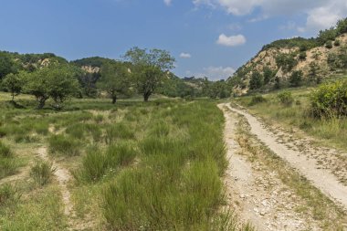 Yaz peyzaj Zlatolist Köyü ve Melnik kum piramitler, Pirin Dağı, bölge Yukarı Cuma, Bulgaristan