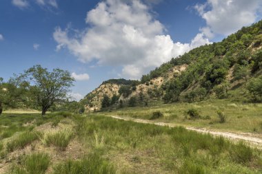 Yaz peyzaj Zlatolist Köyü ve Melnik kum piramitler, Pirin Dağı, bölge Yukarı Cuma, Bulgaristan