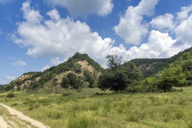 Yaz peyzaj Zlatolist Köyü ve Melnik kum piramitler, Pirin Dağı, bölge Yukarı Cuma, Bulgaristan
