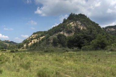 Yaz peyzaj Zlatolist Köyü ve Melnik kum piramitler, Pirin Dağı, bölge Yukarı Cuma, Bulgaristan