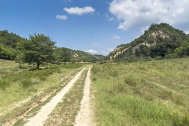 Yaz peyzaj Zlatolist Köyü ve Melnik kum piramitler, Pirin Dağı, bölge Yukarı Cuma, Bulgaristan