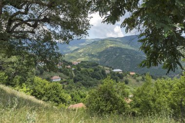 Panorama Gega Köyü ve Ograzhden dağ, Blagoevgrad bölge, Bulgaristan