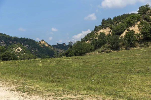 Yaz peyzaj Zlatolist Köyü ve Melnik kum piramitler, Pirin Dağı, bölge Yukarı Cuma, Bulgaristan