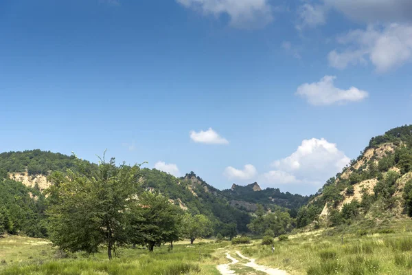 Yaz peyzaj Zlatolist Köyü ve Melnik kum piramitler, Pirin Dağı, bölge Yukarı Cuma, Bulgaristan