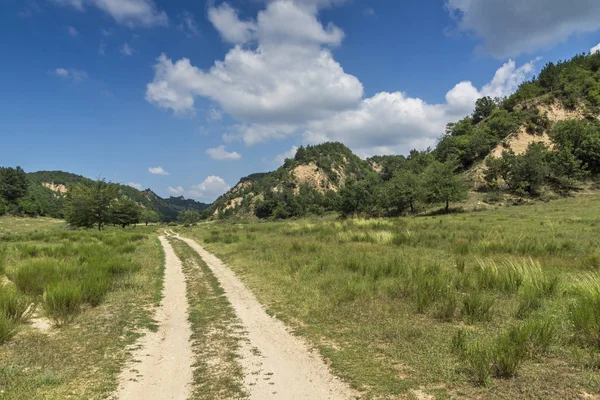 Yaz peyzaj Zlatolist Köyü ve Melnik kum piramitler, Pirin Dağı, bölge Yukarı Cuma, Bulgaristan
