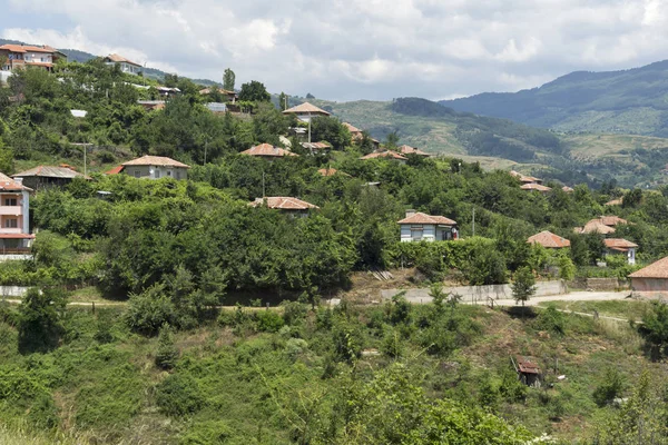 キ運村と Ograzhden ブルガリア ブラゴエヴグラト州地域のパノラマ — ストック写真