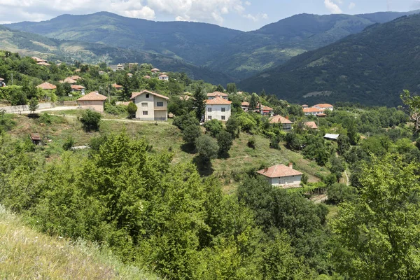 Panorama Gega Köyü ve Ograzhden dağ, Blagoevgrad bölge, Bulgaristan