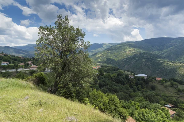 Panorama Gega Köyü ve Ograzhden dağ, Blagoevgrad bölge, Bulgaristan