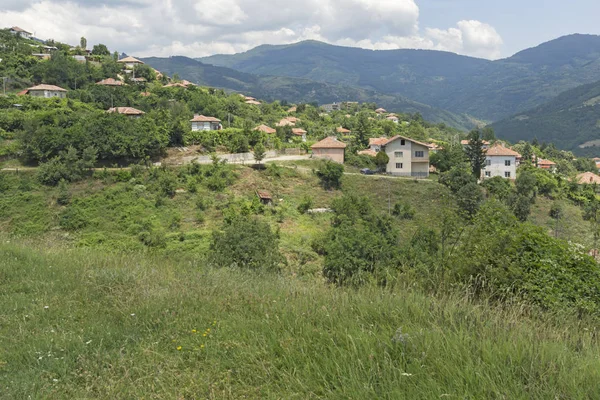 Panorama Gega Köyü ve Ograzhden dağ, Blagoevgrad bölge, Bulgaristan