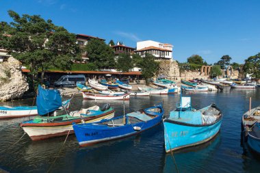 Nessebar, Bulgaristan - 12 Ağustos 2018: Panoramik liman ve Nessebar Eski kasaba Burgaz bölge, Bulgaristan