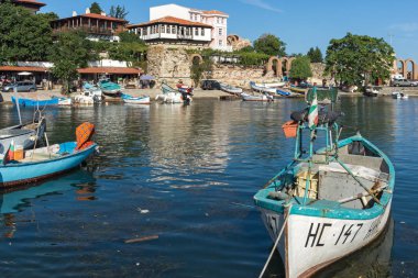 Nessebar, Bulgaristan - 12 Ağustos 2018: Panoramik liman ve Nessebar Eski kasaba Burgaz bölge, Bulgaristan
