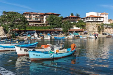 Nessebar, Bulgaristan - 12 Ağustos 2018: Panoramik liman ve Nessebar Eski kasaba Burgaz bölge, Bulgaristan