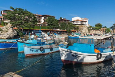 Nessebar, Bulgaristan - 12 Ağustos 2018: Panoramik liman ve Nessebar Eski kasaba Burgaz bölge, Bulgaristan