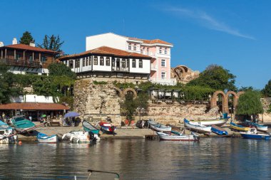 Nessebar, Bulgaristan - 12 Ağustos 2018: Panoramik liman ve Nessebar Eski kasaba Burgaz bölge, Bulgaristan