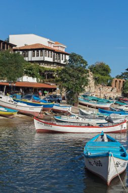 Nessebar, Bulgaristan - 12 Ağustos 2018: Panoramik liman ve Nessebar Eski kasaba Burgaz bölge, Bulgaristan