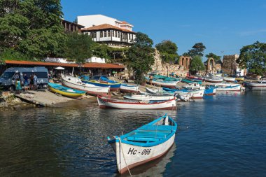 Nessebar, Bulgaristan - 12 Ağustos 2018: Panoramik liman ve Nessebar Eski kasaba Burgaz bölge, Bulgaristan