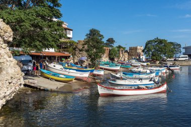 Nessebar, Bulgaristan - 12 Ağustos 2018: Panoramik liman ve Nessebar Eski kasaba Burgaz bölge, Bulgaristan