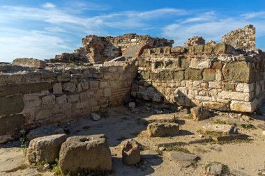 Sur duvarları antik kalıntıları girişinde eski kasaba Nessebar, Burgaz bölge, Bulgaristan
