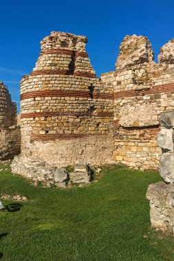Sur duvarları antik kalıntıları girişinde eski kasaba Nessebar, Burgaz bölge, Bulgaristan