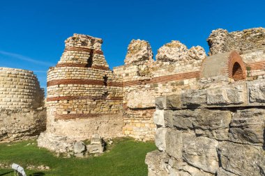 Sur duvarları antik kalıntıları girişinde eski kasaba Nessebar, Burgaz bölge, Bulgaristan