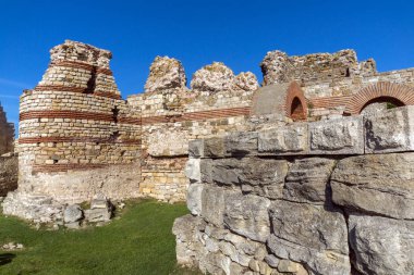 Sur duvarları antik kalıntıları girişinde eski kasaba Nessebar, Burgaz bölge, Bulgaristan