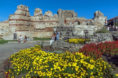 Sur duvarları antik kalıntıları girişinde eski kasaba Nessebar, Burgaz bölge, Bulgaristan