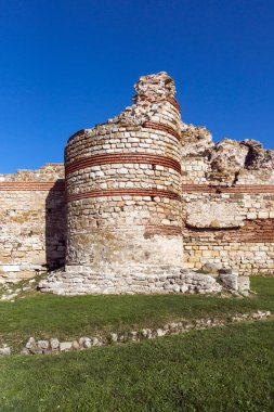 Sur duvarları antik kalıntıları girişinde eski kasaba Nessebar, Burgaz bölge, Bulgaristan