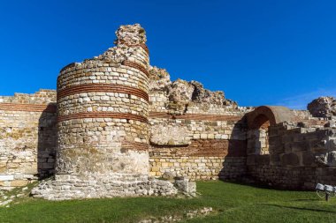 Sur duvarları antik kalıntıları girişinde eski kasaba Nessebar, Burgaz bölge, Bulgaristan