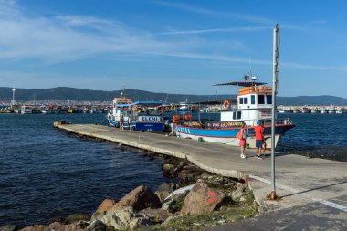 Nessebar, Bulgaristan - 12 Ağustos 2018: Panoramik liman ve Nessebar Eski kasaba Burgaz bölge, Bulgaristan