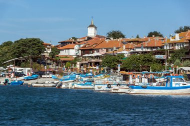 Nessebar, Bulgaristan - 12 Ağustos 2018: Panoramik liman ve Nessebar Eski kasaba Burgaz bölge, Bulgaristan