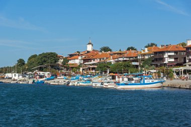 Nessebar, Bulgaristan - 12 Ağustos 2018: Panoramik liman ve Nessebar Eski kasaba Burgaz bölge, Bulgaristan