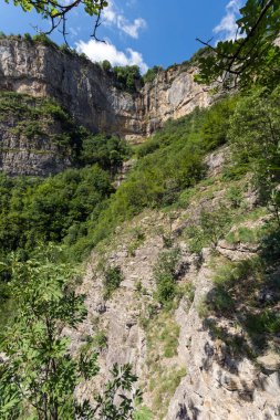 Şelale Skaklya ile Zasele ve Bov Vazov iz, koca Balkan Dağları, Bulgaristan, köyleri yakınındaki manzara