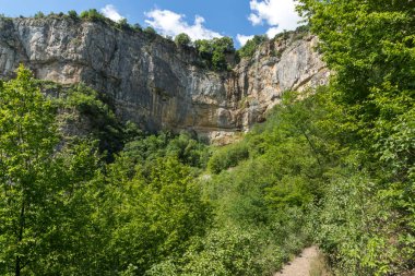 Şelale Skaklya ile Zasele ve Bov Vazov iz, koca Balkan Dağları, Bulgaristan, köyleri yakınındaki manzara