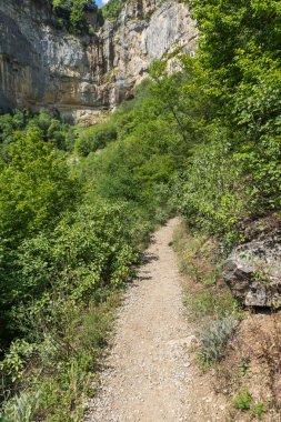 Şelale Skaklya ile Zasele ve Bov Vazov iz, koca Balkan Dağları, Bulgaristan, köyleri yakınındaki manzara