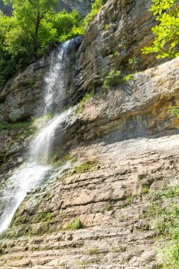 Şelale Skaklya ile Zasele ve Bov Vazov iz, koca Balkan Dağları, Bulgaristan, köyleri yakınındaki manzara
