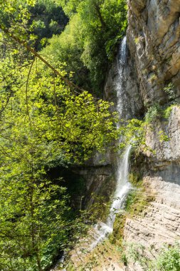 Şelale Skaklya ile Zasele ve Bov Vazov iz, koca Balkan Dağları, Bulgaristan, köyleri yakınındaki manzara