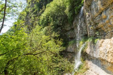 Şelale Skaklya ile Zasele ve Bov Vazov iz, koca Balkan Dağları, Bulgaristan, köyleri yakınındaki manzara