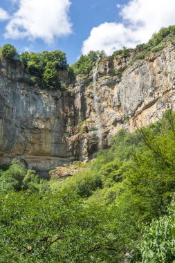 Şelale Skaklya ile Zasele ve Bov Vazov iz, koca Balkan Dağları, Bulgaristan, köyleri yakınındaki manzara