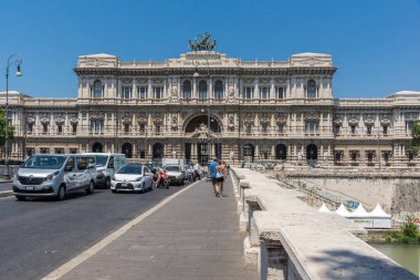 Rome, İtalya - 22 Haziran 2017: Bina, Yargıtay temyiz ve şehir Roma, İtalya'nın Tiber Nehri