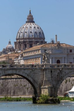 Rome, İtalya - 22 Haziran 2017: Vatikan ve Roma şehir, İtalya'nın Tiber Nehri görünümünü şaşırtıcı