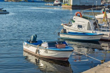 Sozopol, Bulgaristan - 9 Ağustos 2018: Süzebolu bağlantı noktası, Burgaz bölge, Bulgaristan, tekne
